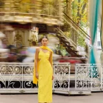 Vestido amarillo de invitada para boda o fiesta de la colección primavera-verano 2025 en Raquel Fraile Salamanca.