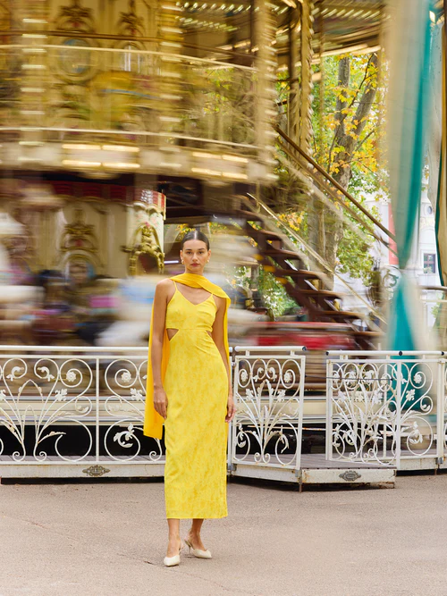 Vestido amarillo de invitada para boda o fiesta de la colección primavera-verano 2025 en Raquel Fraile Salamanca.